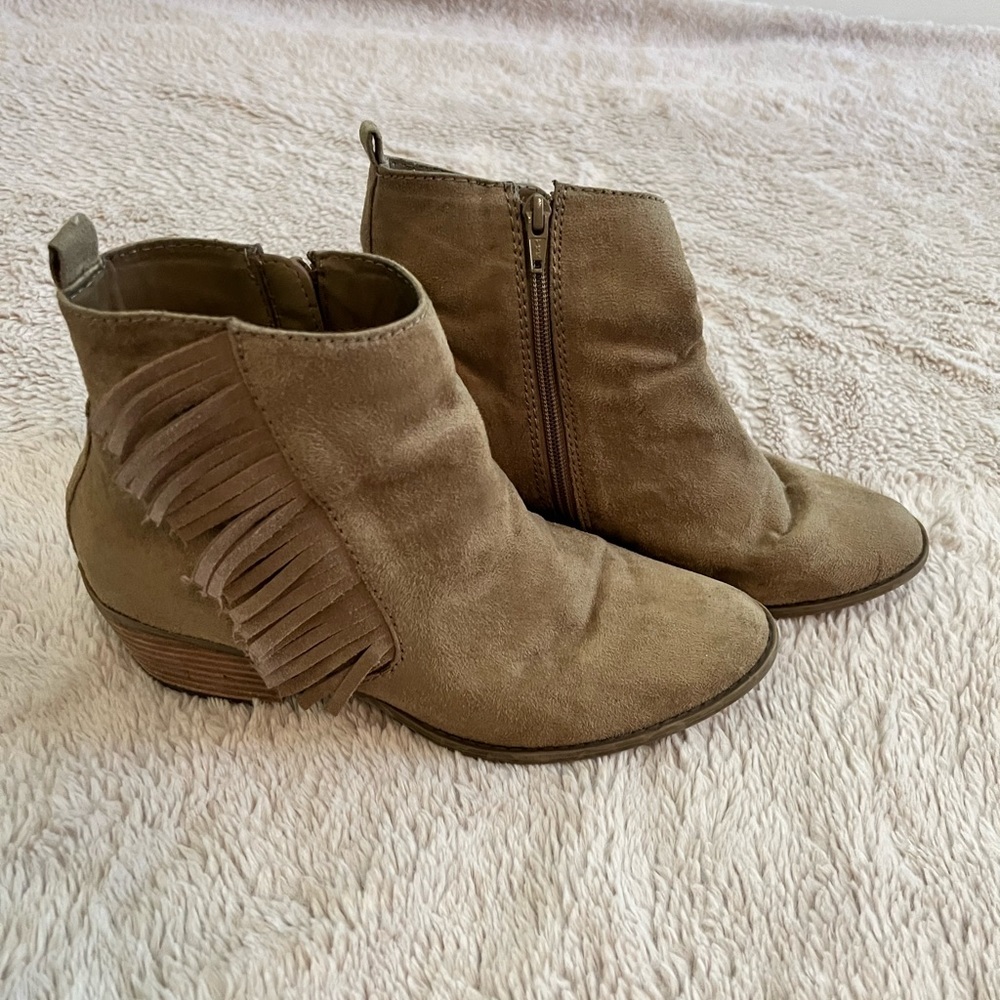 Country concert American Eagle Outfitters fringe booties size 9
